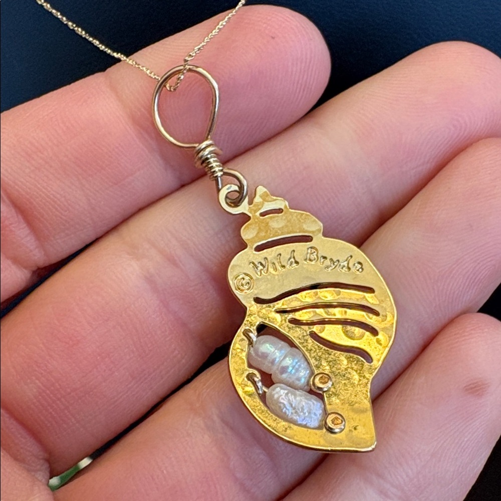 Wild Bryde Seashell necklace pendant Hammered Gold Plated Fresh Water Pearls - Picture 8 of 10